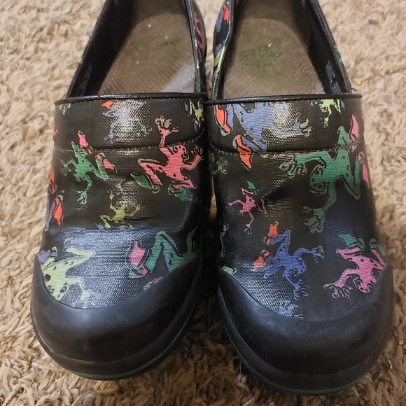 Dansko Vegan Volley Clogs Womens Size 38 US 7 Frog Prints Nursing Shoes - Picture 3 of 9